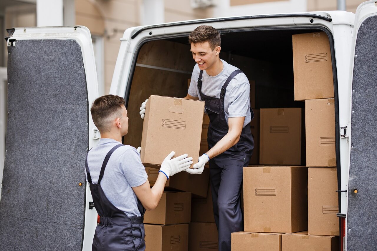 Equipo de mudanzas cargando vivienda en Las Palmas