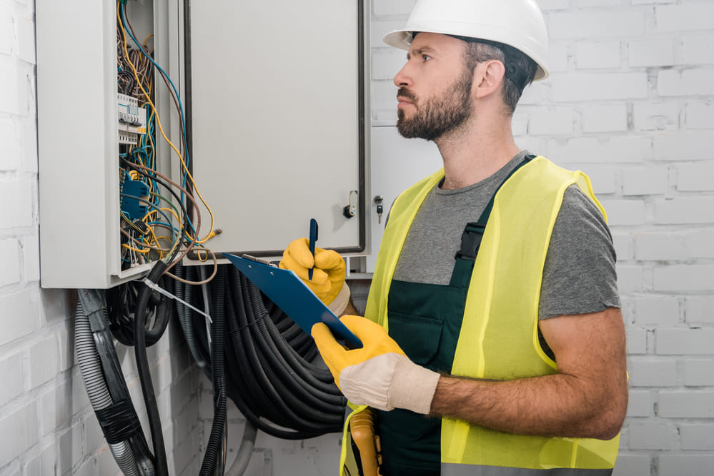 Cuadro eléctrico revisado para emisión de boletín en Las Palmas