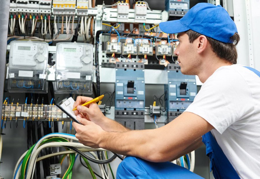 Electricistas Tenerife revisando instalación eléctrica