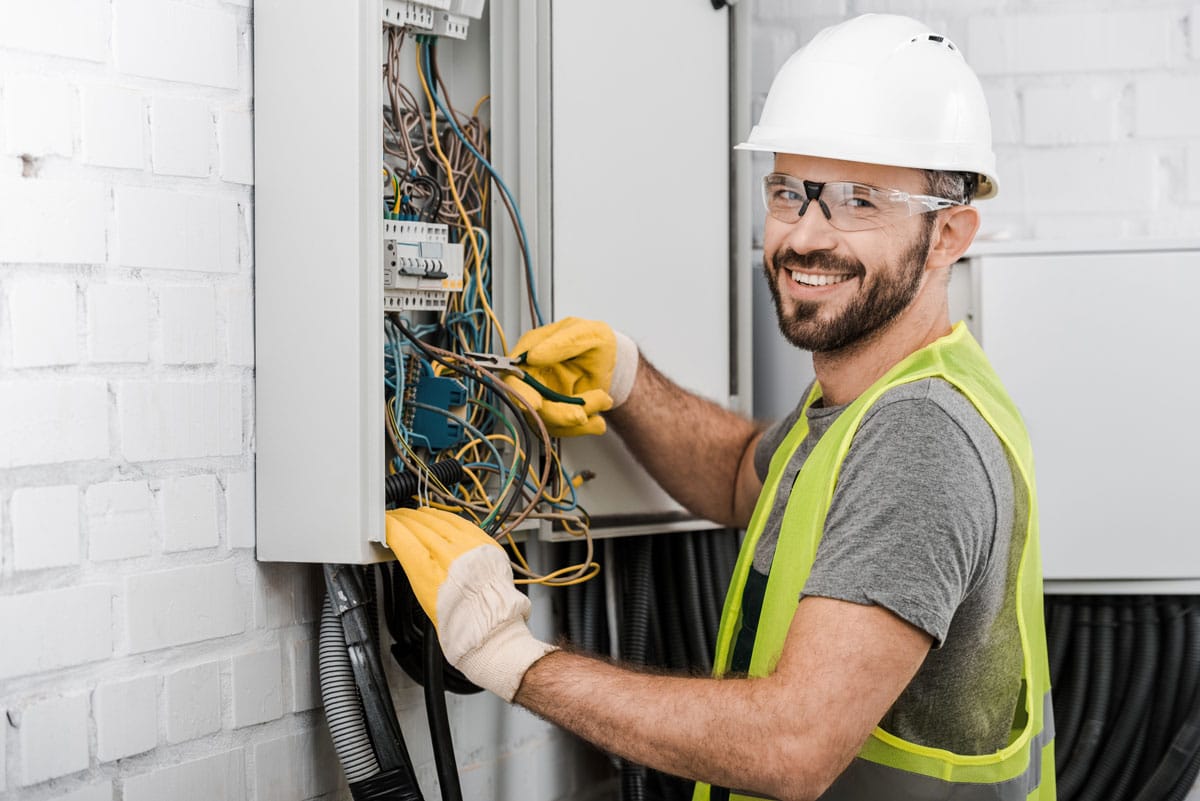 Electricista trabajando en cuadro de baja tensión en Las Palmas